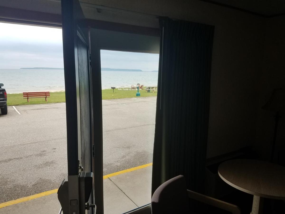 Days Inn & Suites By Wyndham St. Ignace Lakefront Eksteriør bilde