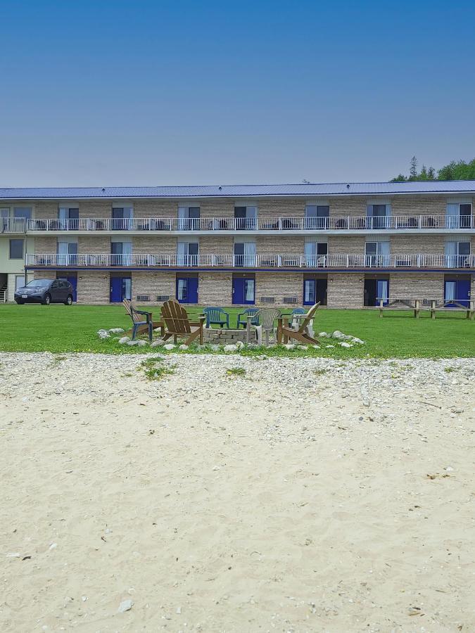 Days Inn & Suites By Wyndham St. Ignace Lakefront Eksteriør bilde