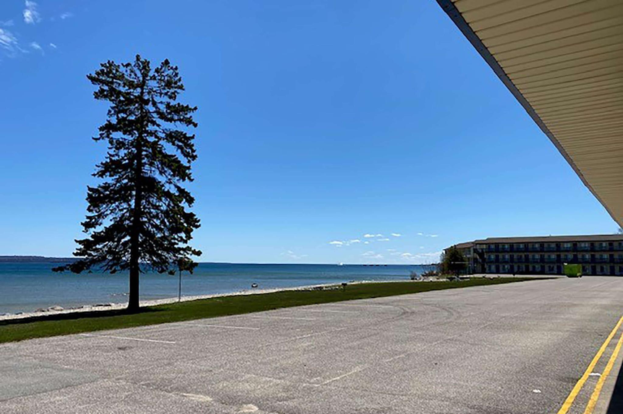 Days Inn & Suites By Wyndham St. Ignace Lakefront Eksteriør bilde