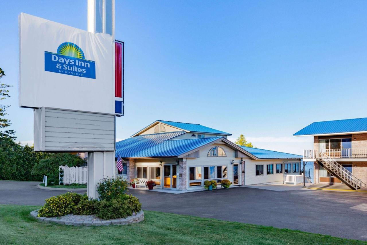 Days Inn & Suites By Wyndham St. Ignace Lakefront Eksteriør bilde