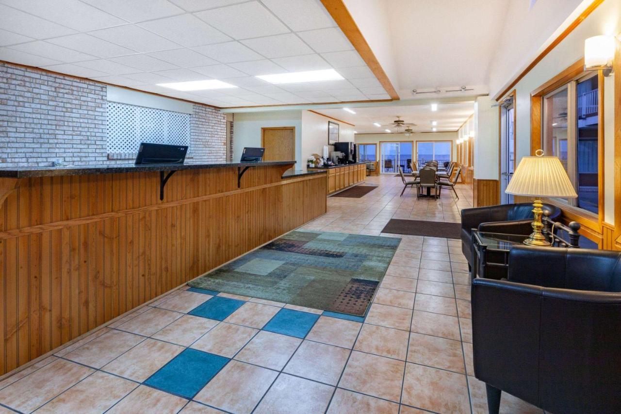 Days Inn & Suites By Wyndham St. Ignace Lakefront Eksteriør bilde