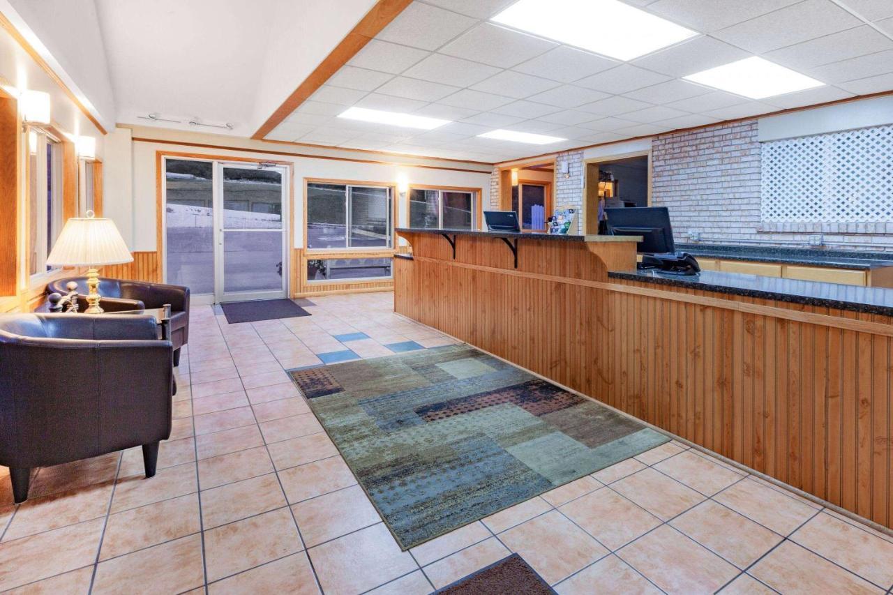 Days Inn & Suites By Wyndham St. Ignace Lakefront Eksteriør bilde