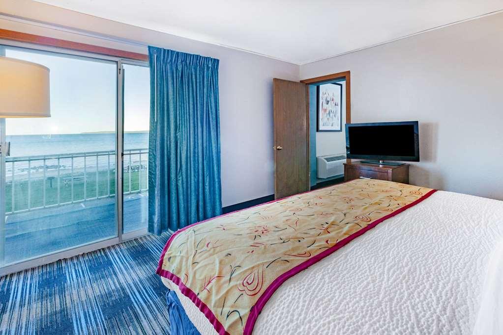 Days Inn & Suites By Wyndham St. Ignace Lakefront Rom bilde